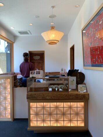 よもぎ感しっかり。名店の味を引き継いだ、もちもちのきんつば。【山本ブログ】