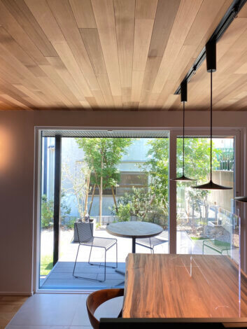 トリプルガラス窓が【夏も窓辺でくつろぐ暮らしへ】導きます