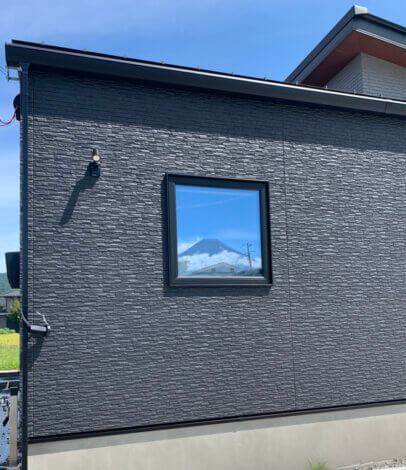 窓に富士山が反射してました✨【トリプルガラスの特徴】