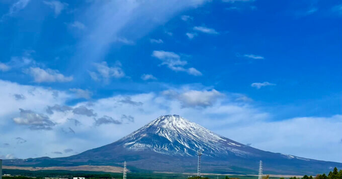 富士山の雪化粧　常連さんでほぼ満席の人気吉田うどん「美也川」