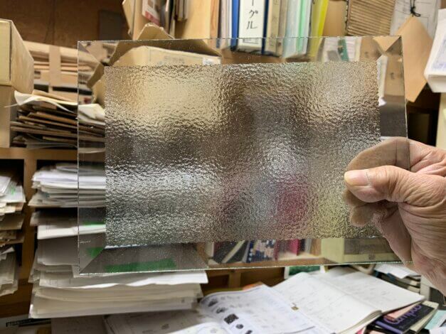 既存建具のガラスを利用して、明りと風を採り込む室内回転窓を造ります【山本ブログ】