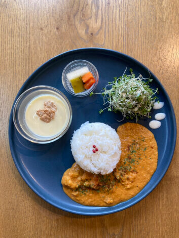 NEW！限定メニュー《ココナッツチキンカレー》【Home & Cafe XOXO】
