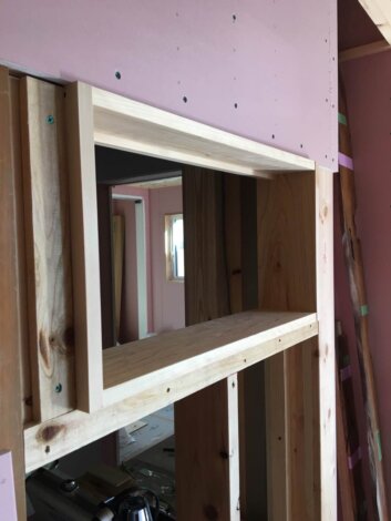 断熱材施工、回転窓の枠が付きました【山本ブログ】