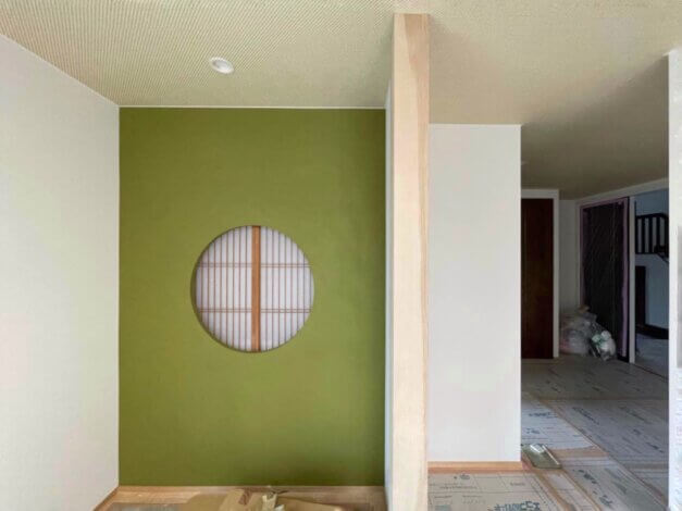 苔色の塗り壁と丸開口と障子【山本ブログ】