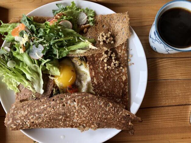 オーガニックコンテチーズとたまごと季節の野菜のガレット