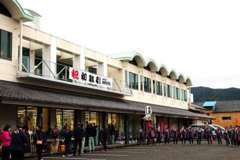 『静岡茶市場は一般見学も可能です。（静岡市葵区北番町）』