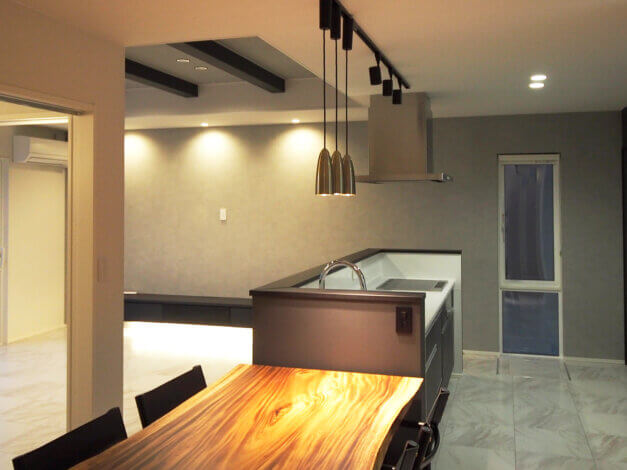 アートフロアで洗練された印象のLDKに！動線にもこだわったW発電の家見学会開催中です〈富士吉田支店〉