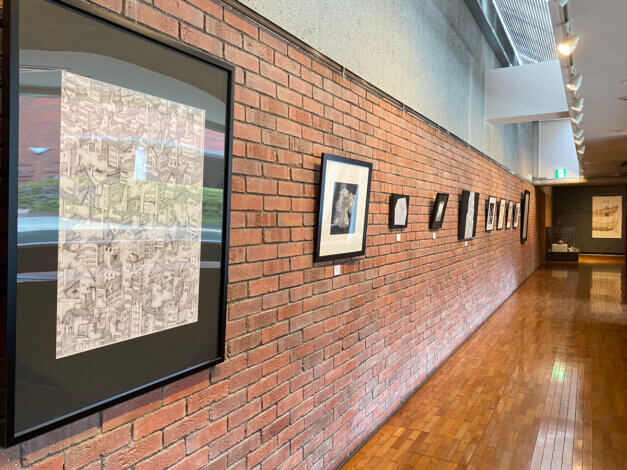 白と黒の世界。摩訶不思議な「家」を描く比田七海さんの作品展に行ってきました＊