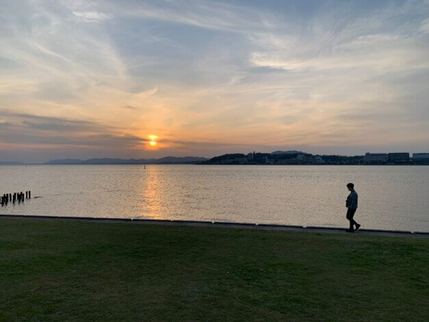 夕陽につつまれる湖畔の美術館　島根県立美術館【山本ブログ】