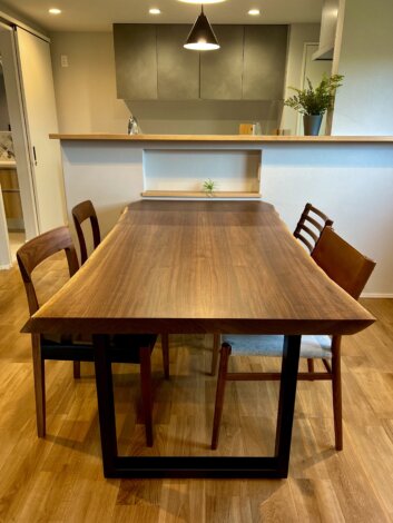 見学会はブラックウォールナット無垢一枚板の家具も見どころ