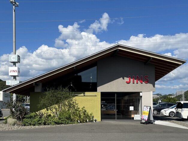 切妻屋根の素敵なシルエットのお店『JINS藤枝店』