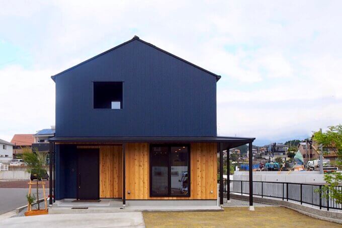 レッドシダー張りの天然木を感じるお家