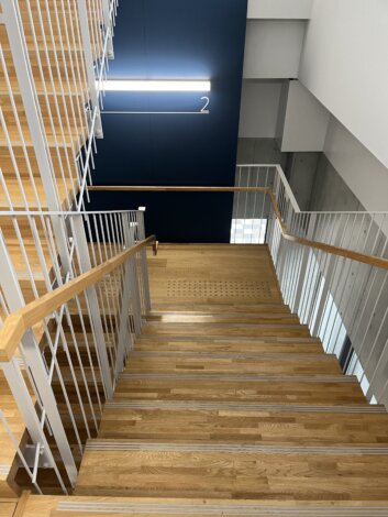 焼津市役所『木の階段』