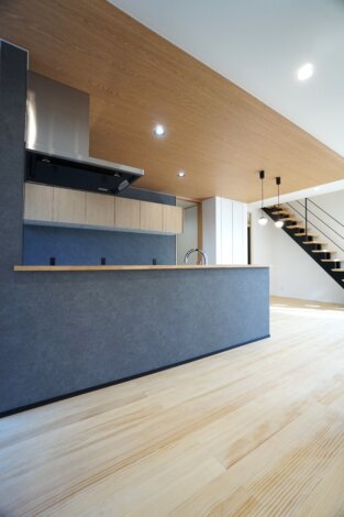 木目とネイビーのインテリア