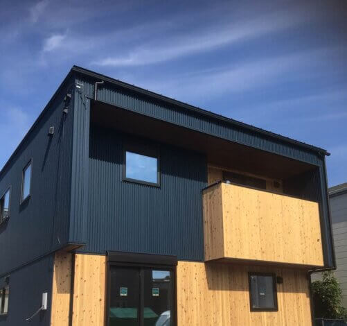 足場が外れて外観がお目見え。着工中のKIBACOのお家はクロス貼り中。【山本ブログ】