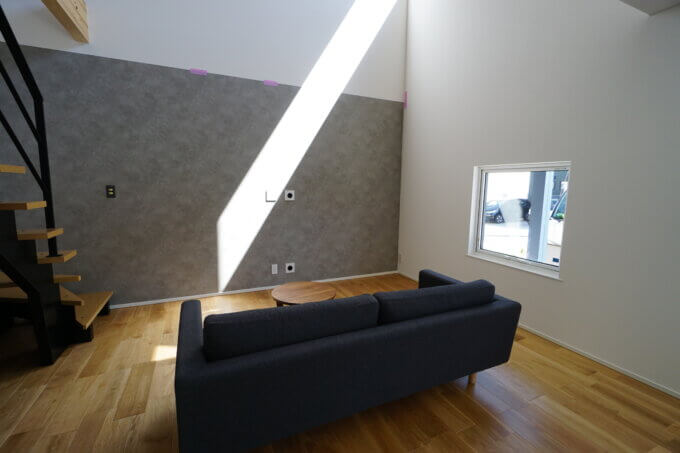 日が差し込む吹抜けのある開放的なリビング