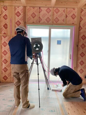 気密測定ってどうやるの？！その様子をご紹介＊