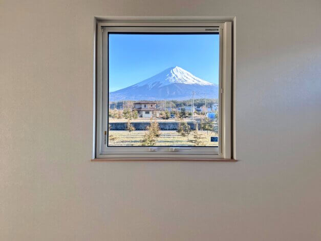 まるで絵画のような窓🗻富士河口湖町見学会場から望む富士山✨
