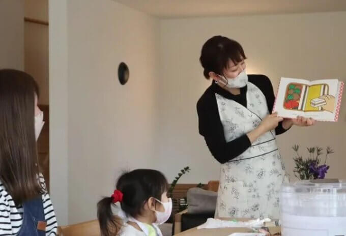 絵本の読み聞かせ