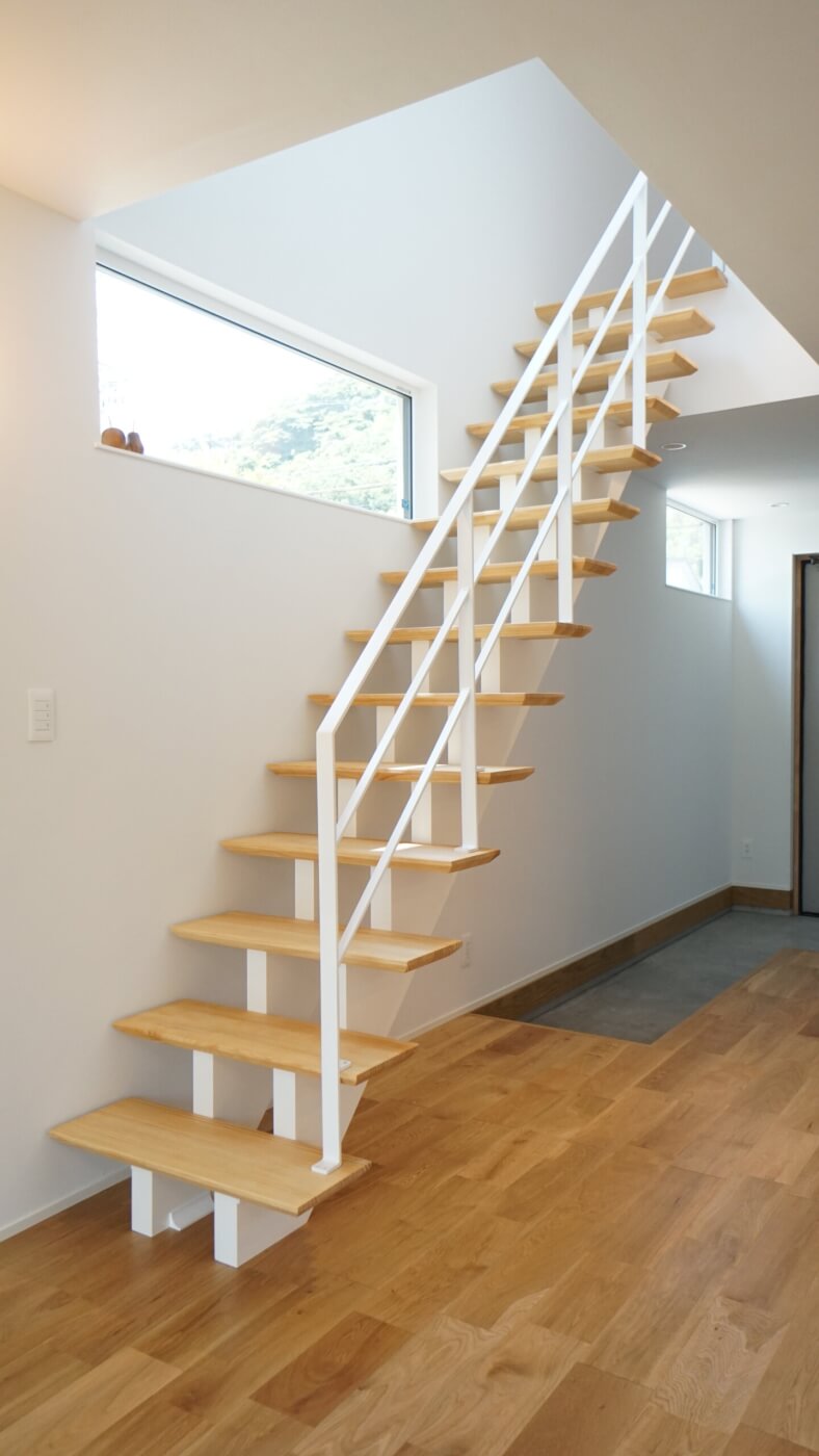 白いアイアン手すり階段のあるお家は明日まで見学いただけます