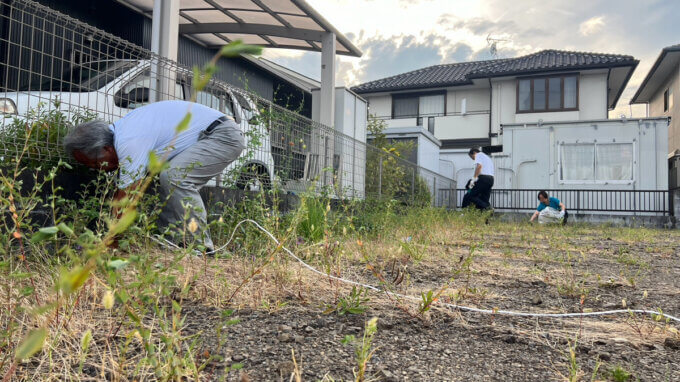 第二駐車場の草刈りをしました【藤枝支店】