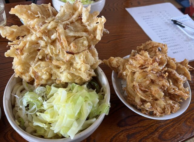 巨大なかき揚げで満腹満足！富士河口湖町小池うどん