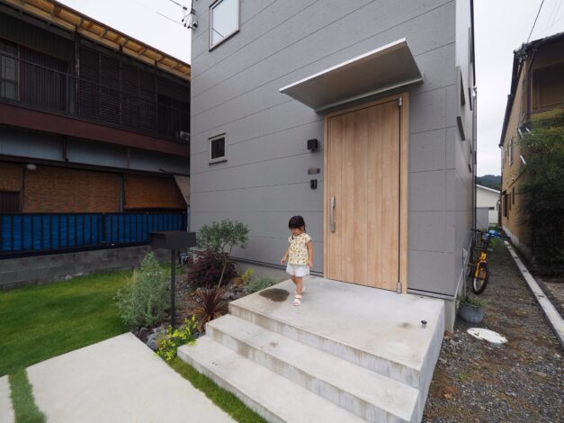 オーナーさま邸訪問『縦長の土地に建てた光の差し込むお住まい』