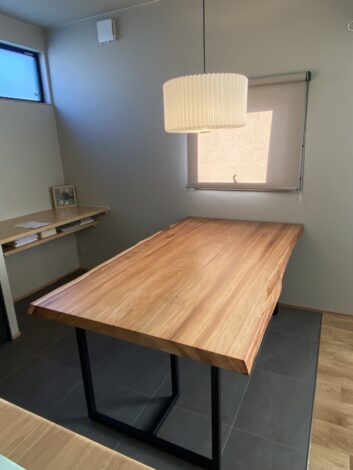 一枚板ダイニングテーブル　奈良杉　納品　【藤枝支店ブログ】