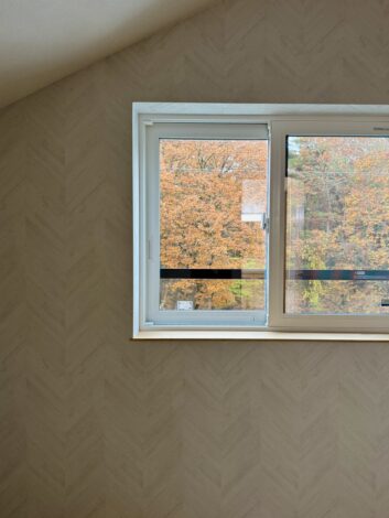 窓に映る紅葉が迎える、平屋のように暮らせる KIBACO L2【忍野見学会】