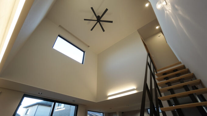 大きな吹き抜けのあるホテルライクな塗り壁の家【藤枝支店】