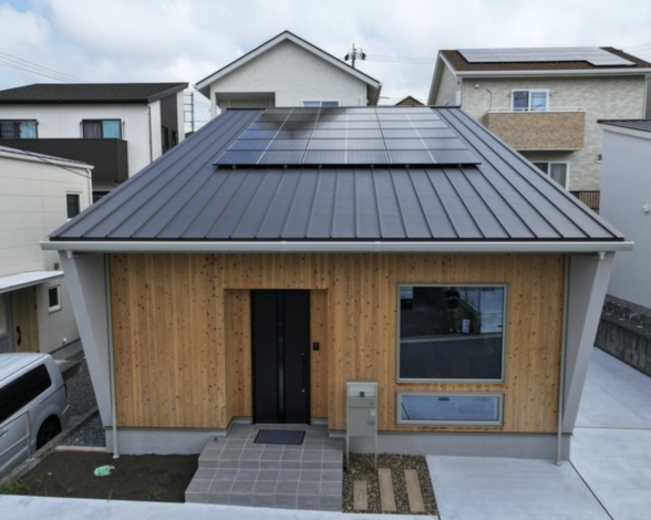 大きな片流れが特徴　太陽光も最適