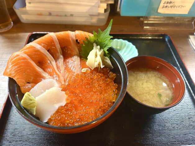 沼津市「呑み処ふじ」でランチの絶品サーモンいくら丼を堪能してきました