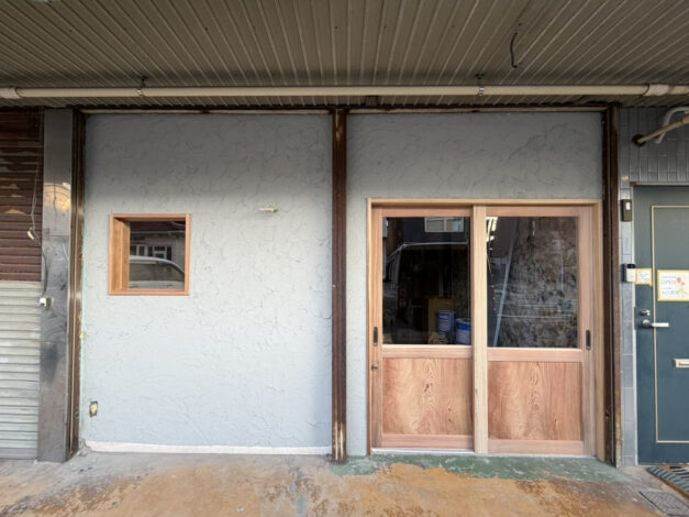 三島市徳倉 みとら食堂さま 店舗入り口の造作建具【山本ブログ】