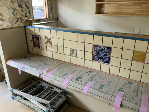 三島市徳倉 みとら食堂さま　ハンドメイドペイントのデザインタイル【山本ブログ】