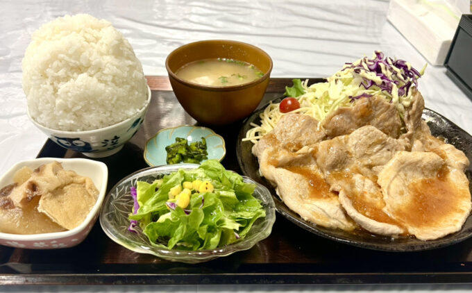 昭和テイストな爆盛り店、甲州市花藤食堂