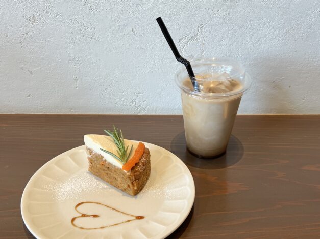 カフェでケーキとラテと一息【Home & Cafe XOXO】