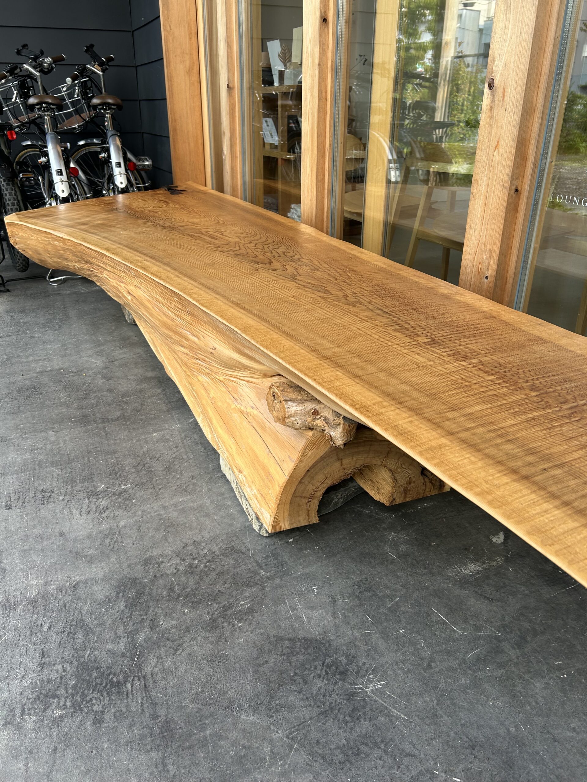 秋田杉 一枚板ベンチのメンテナンスを行いました】 | LivingD